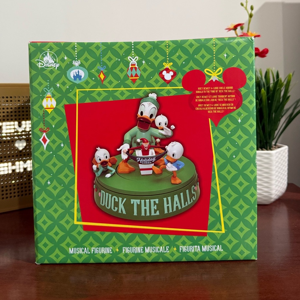 New Disney Donald Duck Musical Festive Christmas Figurine